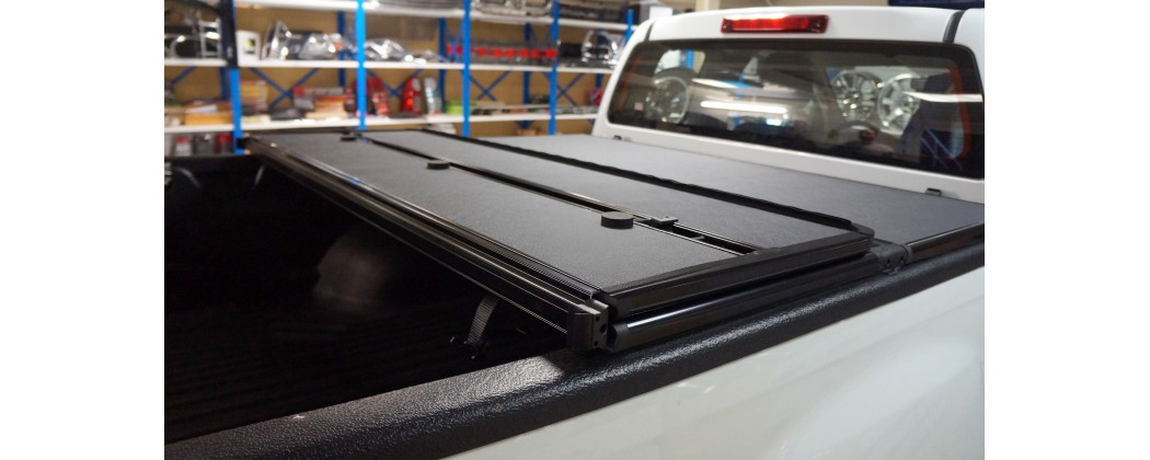 D Max Schaufeldeckel - starr klappbar | Accessoires4x4.com